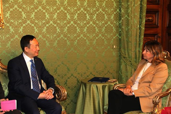 El embajador vietnamita en Italia, Duong Hai Hung, y la presidenta de la región de Umbría, Donatella Tesei. (Fotografía: VNA)