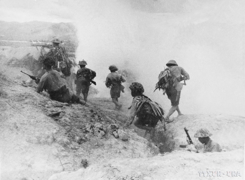 Soldados vietnamitas atacan una posición al norte del aeródromo de Muong Thanh y acaban con una compañía enemiga el 14 de abril de 1954. (Foto: VNA)