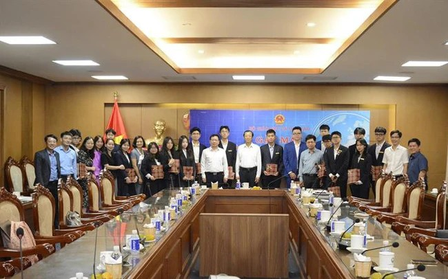 Representantes del Ministerio de Educación y Formación estimulan a los estudiantes. (Fotografía: VNA)