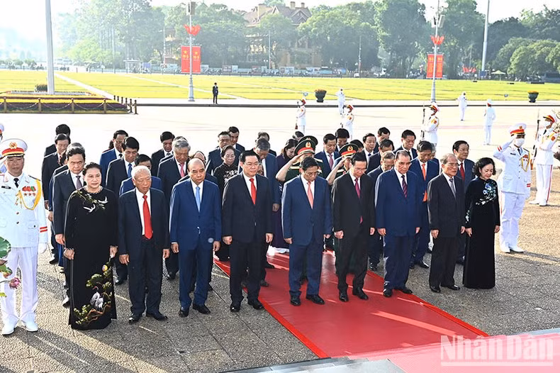 Los dirigentes del Partido y Estado rinden homenaje al Presidente Ho Chi Minh.