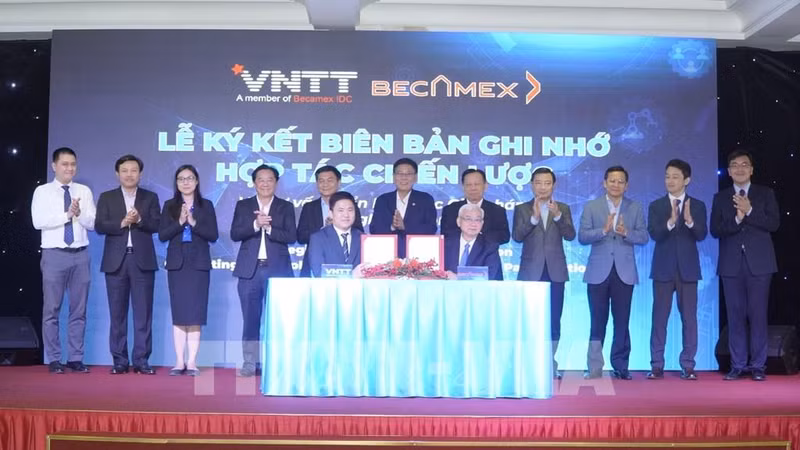 La firma de acuerdo de cooperación ñentre Becamex IDC y NTT. (Fotografía: VNA)