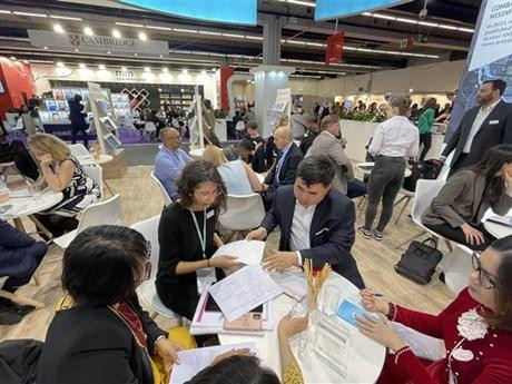 La delegación de la Editorial Política Nacional Su That trabaja con socios. (Fotografía: VNA)