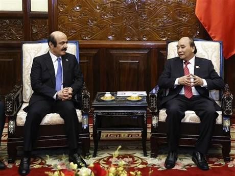 El presidente de Vietnam, Nguyen Xuan Phuc (derecha), recibe al embajador saliente de Qatar, Mohamed Ismail Al-Emadi. (Fotografía: VNA)