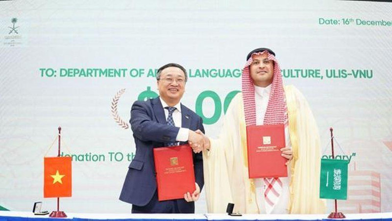 Do Tuan Minh, rector de la Universidad de Lenguas y Estudios Internacionales, adscrita a la Universidad Nacional de Hanoi, y el embajador de Arabia Saudita en Vietnam, Mohammed Ismaeil A.Dahlwy. (Fotografía: VNA)