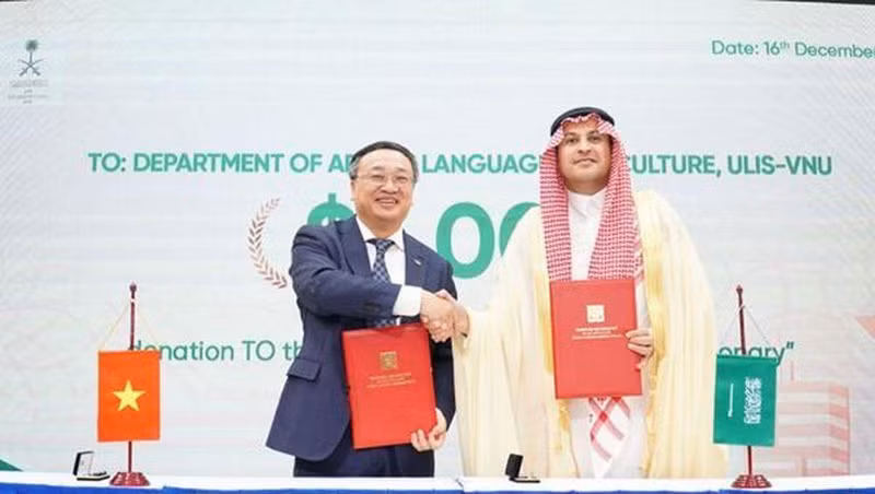 Do Tuan Minh, rector de la Universidad de Lenguas y Estudios Internacionales, adscrita a la Universidad Nacional de Hanoi, y el embajador de Arabia Saudita en Vietnam, Mohammed Ismaeil A.Dahlwy. (Fotografía: VNA)
