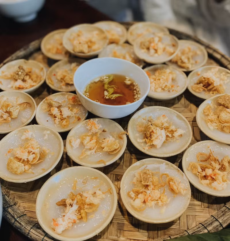 Una porción de Banh Beo, plato de harina de arroz al vapor.