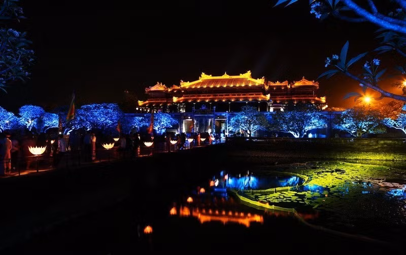 Ciudad Imperial de Hue se ve brillante en la noche, gracias a los efectos de la iluminación artísticos.