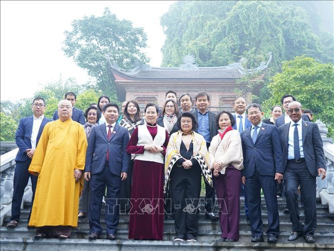 La presidenta de la Asamblea Nacional de Camboya, Samdech Khuon Sudary, y las autoridades de la provincia vietnamita de Ha Nam en la zona turística nacional de Tam Chuc. (Fotografía: VNA)