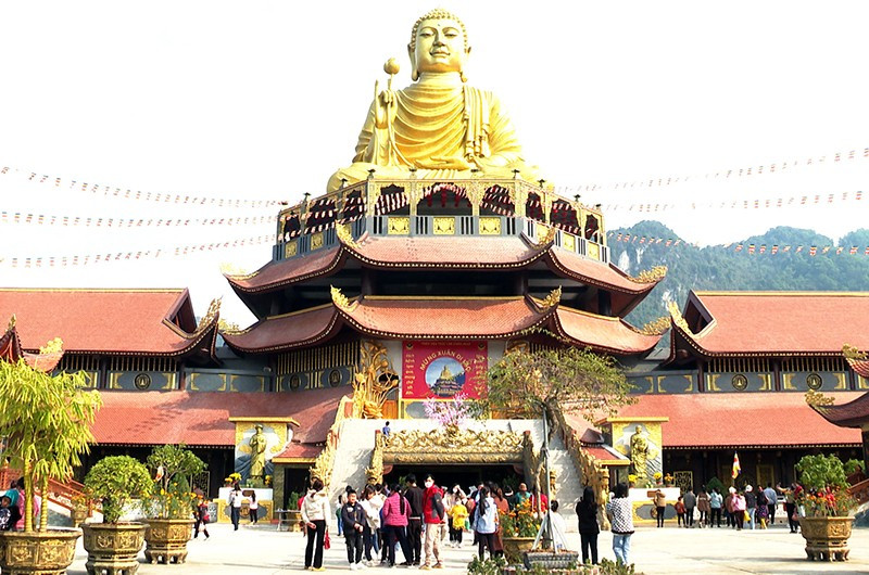 Destinos espirituales en Tuyen Quang atraen turistas en primeros días de la primavera.