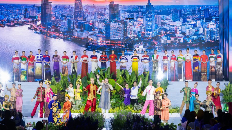 Colección “Perla del Lejano Oriente” inspirada en el río Saigón.