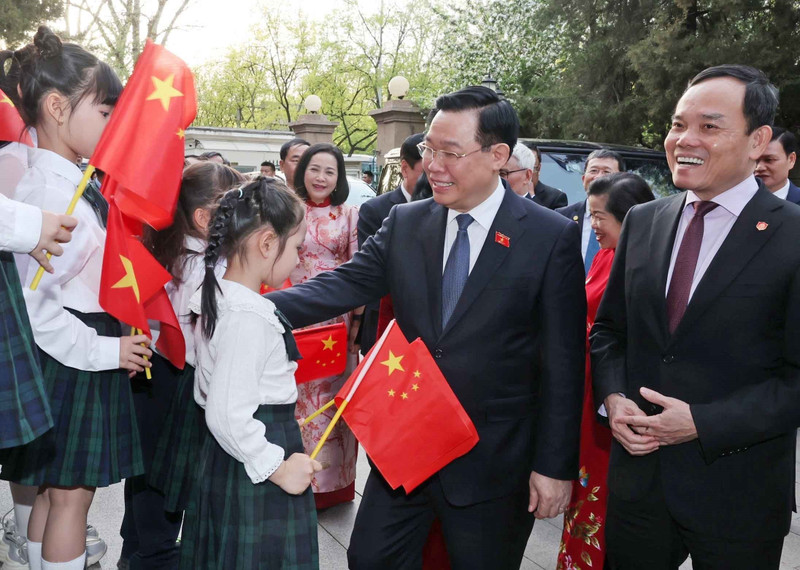 El presidente de la Asamblea Nacional de Vietnam , Vuong Dinh Hue, se reúne con representantes de la comunidad de connacionales en China. (Fotografía: VNA)