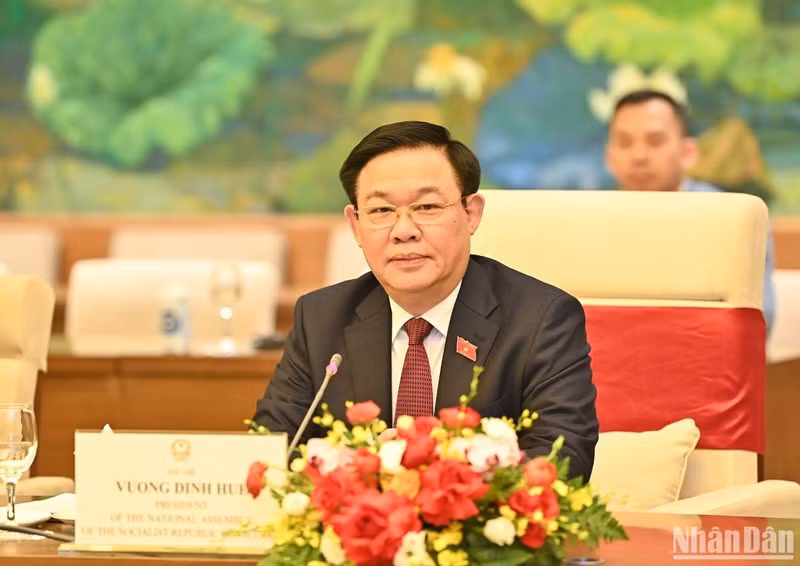 El titular parlamentario Vuong DInh Hue interviene en el encuentro.
