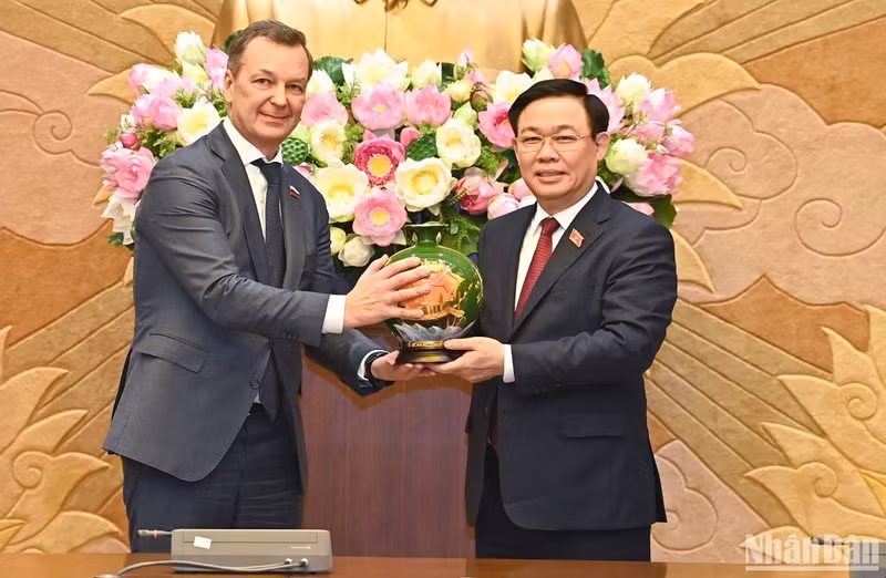 Vuong Dinh Hue entrega regalo conmemorativo a Andrey Yastkin.