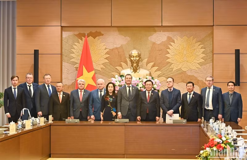 Las dó delegaciones posan para foto conmemorativa.