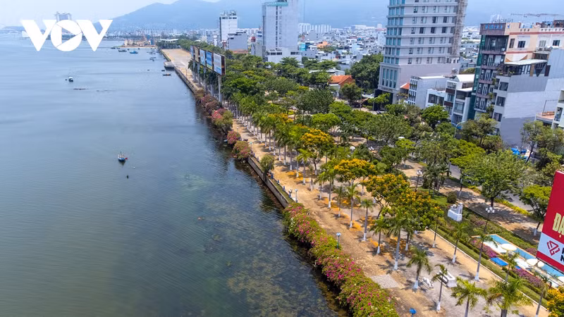 La calle a la orilla del río Han.