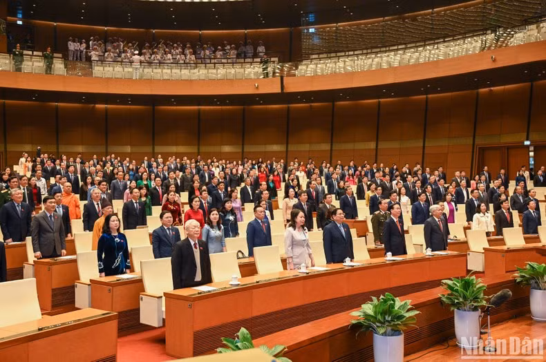 La ceremonia de saludo a la bandera.