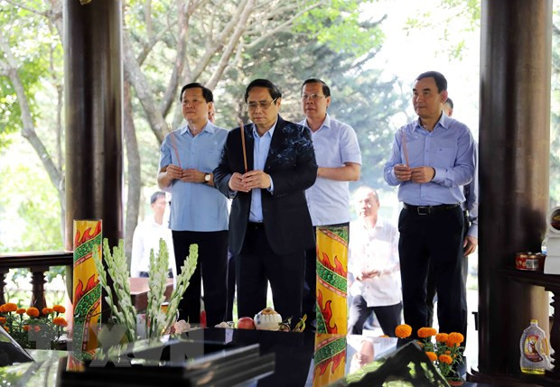 El primer ministro de Vietnam, Pham Minh Chinh, ofrece incienso a los difuntos líderes gubernamentales. (Fotografía: VNA)