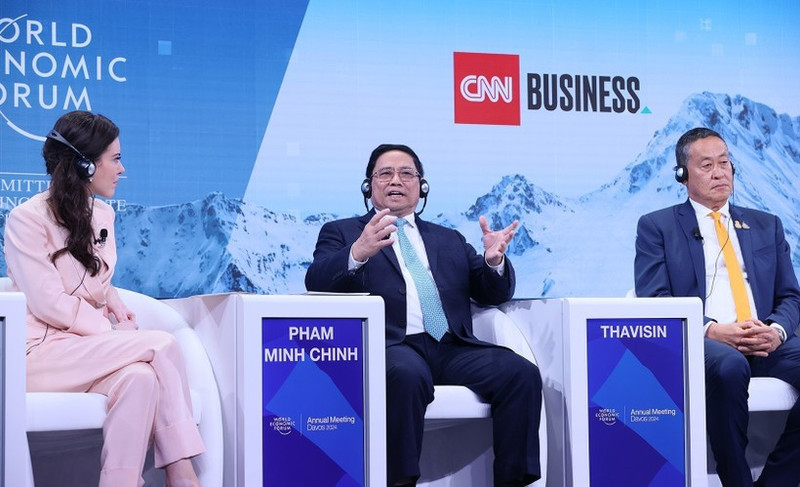 El primer ministro de Vietnam, Pham Minh Chinh, participa como orador principal en la sesión de debate “Aprender de la Asean”. (Fotografía: VNA)