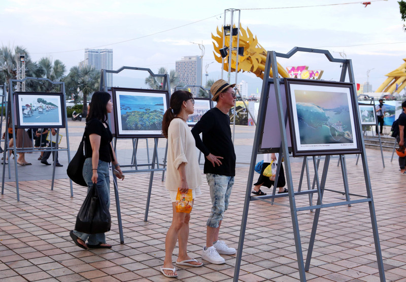 Visitantes a la exposición. (Fotografía: VNA)
