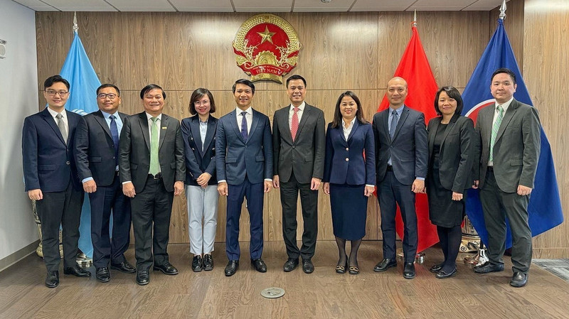 Dang Hoang Giang, jefe de la delegación permanente de Vietnam ante las (quinto, desde la derecha), y Nguyen Ngoc Luong, secretario permanente del Comité Central de la UJCHCM (quinto, desde la izquierda), en una sesión de trabajo en Nueva York. (Fotogtrafía: VNA)