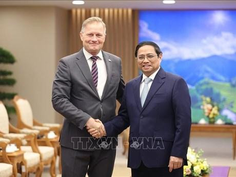 El primer ministro vietnamita, Pham Minh Chinh, y el flamante embajador dinamarqués en Hanói, Nicolai Prytz. (Fotografía: VNA)