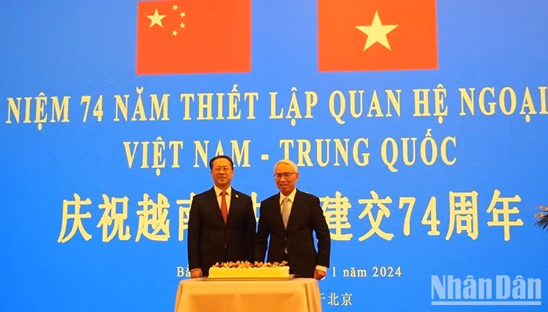 El embajador vietnamita Pham Sao Mai (derecha) y el viceministro chino de Relaciones Exteriores Ma Zhaoxu. (Fotografía: Nhan Dan)