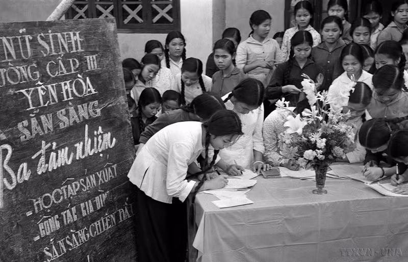 El Movimiento de Mujeres "Tres Tareas", nombrado por el Presidente Ho Chi Minh y lanzado por la Unión de Mujeres de Vietnam, contribuyó en gran medida a la construcción del socialismo en el Norte y la liberación del Sur. El Movimiento de Mujeres "Tres Tareas", nombrado por el Presidente Ho Chi Minh y lanzado por la Unión de Mujeres de Vietnam, contribuyó en gran medida a la construcción del socialismo en el Norte y la liberación del Sur.