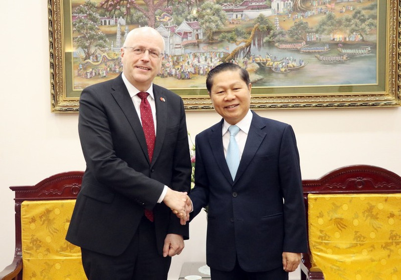 El viceministro vietnamita de Trabajo, Inválidos de Guerra y Asuntos Sociales Le Tan Dung y el embajador de Finlandia en Vietnam, Keijo Norvanto (Fotografía: molisa.gov.vn)