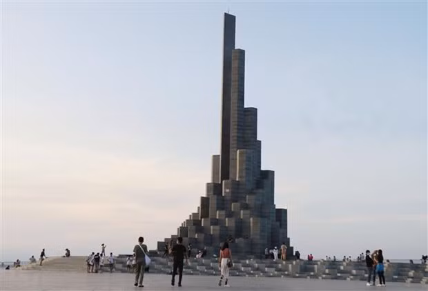 La plaza cuenta con dos altas columnas de piedra, una representa a Lac Long Quan y otra -de 30 metros de alto- representa a Au Co. (Fotografía: VNA)