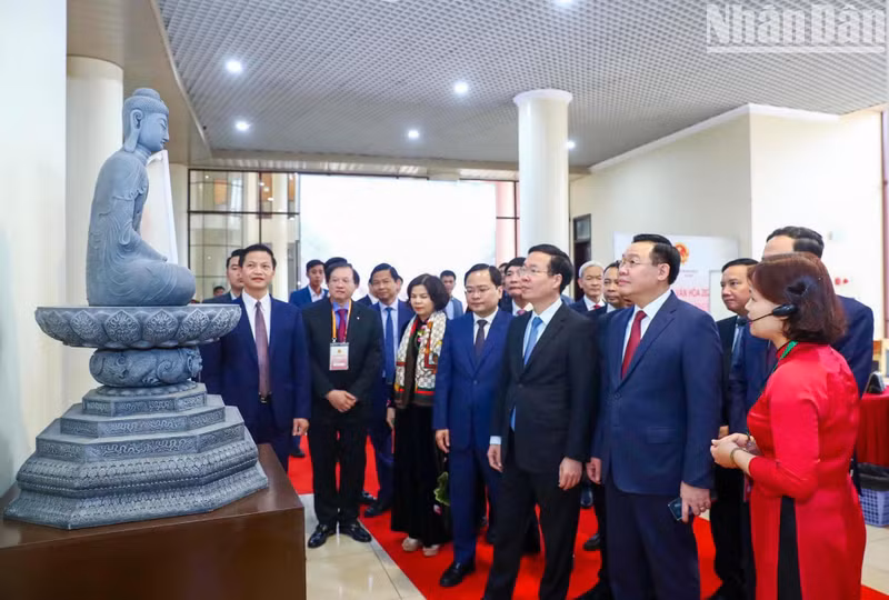 El presidente de la Asamblea Nacional Vuong Dinh Hue, el miembro permanente del Secretariado del Comité Central del PCV Vo Van Thuong y otros delegados visitan la exhibición “Historia de la provincia de Bac Ninh a través de patrimonios documentales mundiales”.