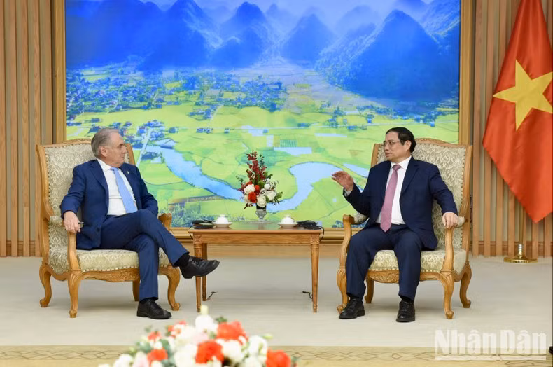 Pham Minh Chinh dialoga con Don Farrell.