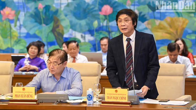 El presidente de la Asociación Tran Ngoc Chinh presenta un informe.