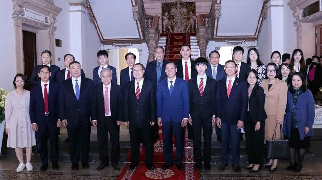 Representantes de Ciudad Ho Chi Minh y el grupo Sunwah (Fuente: VNA)