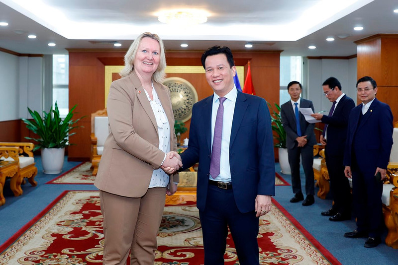El ministro de Recursos Naturales y Medio Ambiente de Vietnam, Dang Quoc Khanh, y la viceministra del Ministerio de Relaciones Exteriores de Dinamarca, Lina Gandløse Hansen .