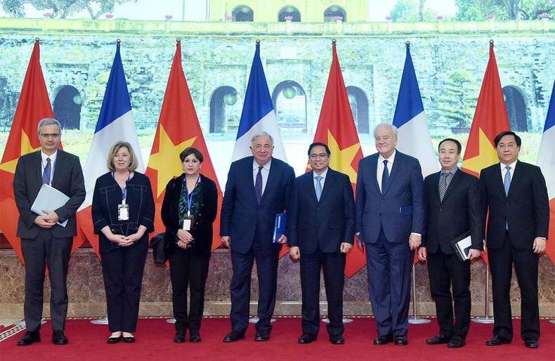 El primer ministro de Vietnam, Pham Minh Chinh, y el presidente del Senado de Francia, Gérard Larcher, junto con funcionarios de los dos países. (Fotografía: Nhan Dan)