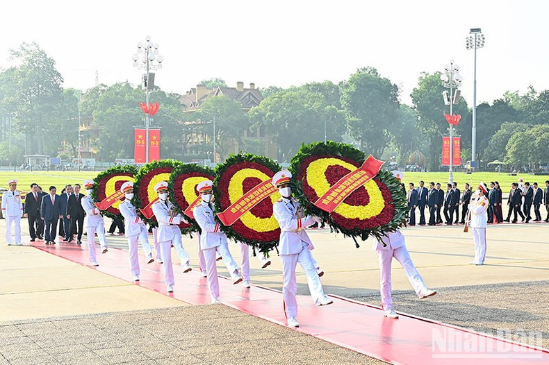 Dirigentes del Partido y Estado rinden homenaje al Presidente Ho Chi Minh. (Fotografía: Nhan Dan)