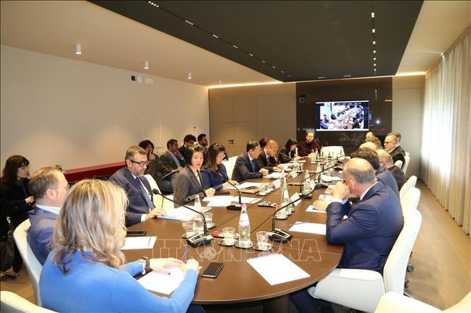 En el simposio "Apoyo económico Vietnam-Italia: oportunidades para la región de Umbría". (Fotografía: VNA)