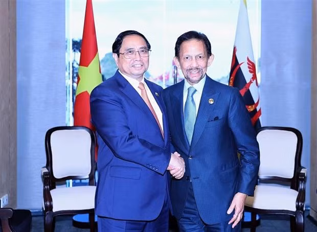El primer ministro de Vietnam, Pham Minh Chinh, con el sultán Haji Hassanal Bolkiah de Brunei. (Foto: VNA)