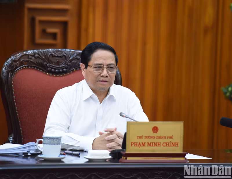 El jefe del Gobierno habla en la reunión.