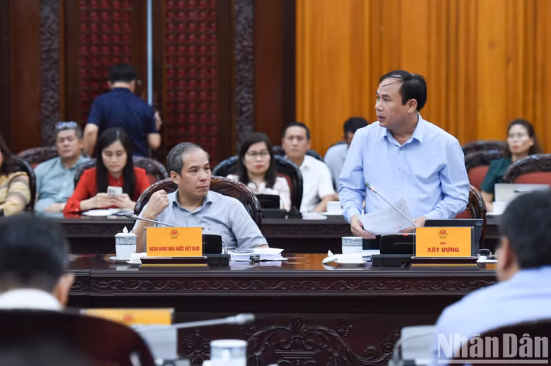 Representantes de ministerios y sectores en la reunión.
