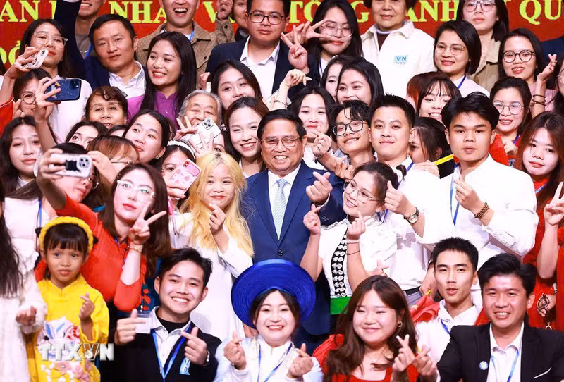 El primer ministro Pham Minh Chinh se reúne con la comunidad vietnamita asentada en la provincia de Yunnan. (Foto: VNA)