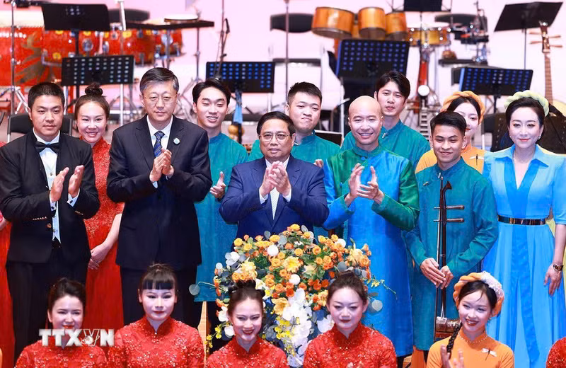 El premier vietnamita se toma foto con los artistas en el evento. (Foto: VNA)