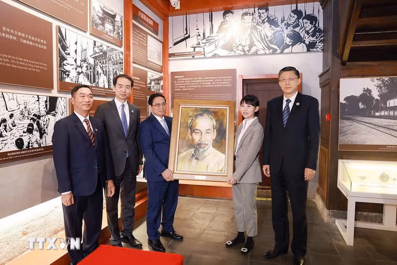 El primer ministro Pham Minh Chinh regala el retrato del tío Ho a la zona de reliquias. (Foto: VNA)