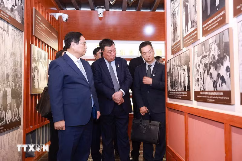El primer ministro Pham Minh Chinh visita el área de reliquias. (Foto: VNA)