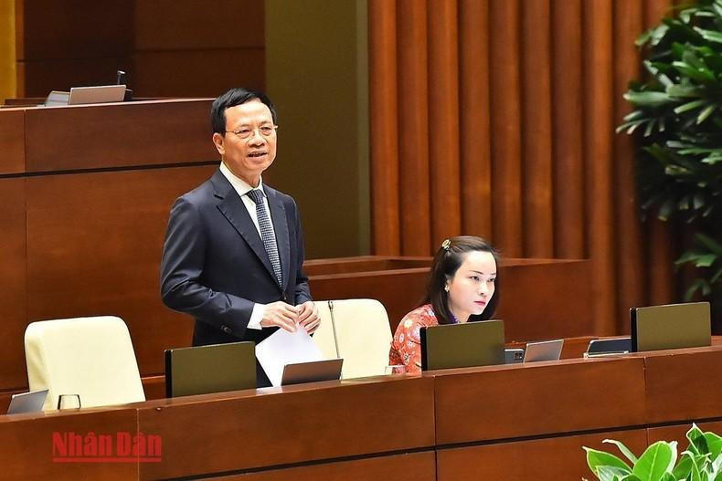 Nguyen Manh Hung, ministro de Información y Comunicación habla en la sesión matutina. (Fotografía: Nhan Dan)