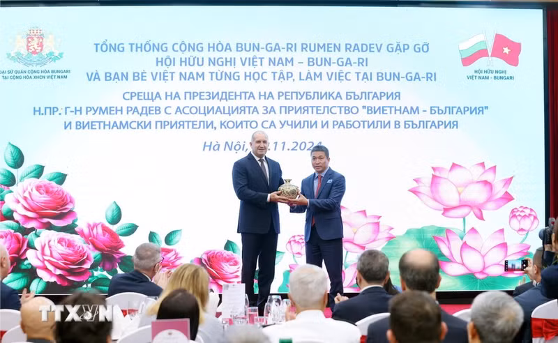 El presidente de la Unión de Organizaciones de Amistad de Vietnam entrega un recuerdo al presidente de Bulgaria, Rumen Radev.