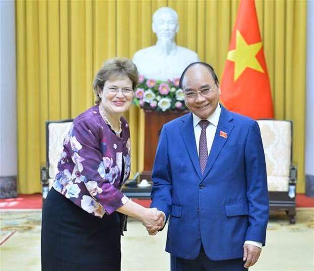 El presidente de Vietnam, Nguyen Xuan Phuc, recibe a la gobernadora del estado de Australia del Sur, Frances Adamson. (Fotografía: VNA)