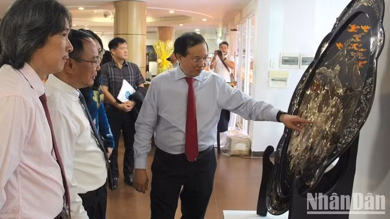 Visitantes a la exposición.