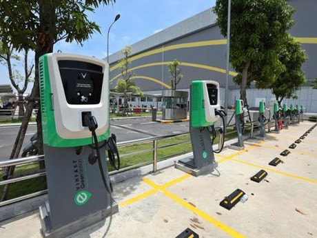 Una estación de carga para motos eléctricas y autos eléctricos de VinFast (Fotografía: VNA)