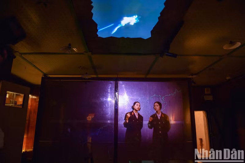 La tecnología de mapeo 3D ayuda a interpretar historias de manera realista y atractiva, para que el público viva los momentos especiales y las hazañas del Ejército y el pueblo de Vietnam durante 12 días y noches de tenaz lucha en defensa de la capital.